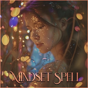 Puede incluir: Una mujer con cabello largo y oscuro se encuentra frente a un fondo de luces borrosas. Las luces son de varios colores, incluyendo amarillo, azul y morado. La mujer lleva un vestido blanco y un collar. El texto "MINDSET SPELL" está escrito en una fuente decorativa en la parte inferior de la imagen.