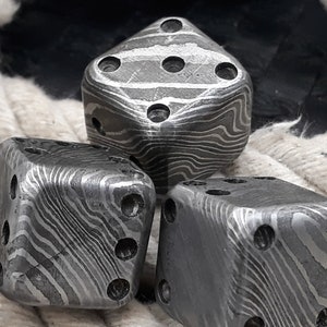 20MM Handmade Damascus Steel Dice Hand Forged Steel Hand Crafted Forged Metal Cool Die and Stripes