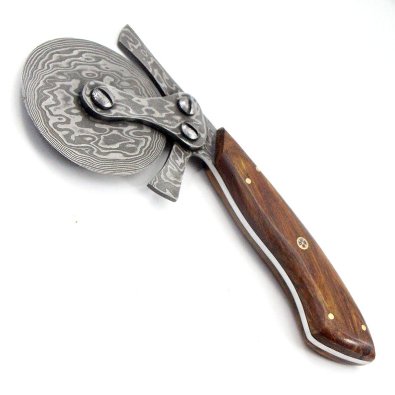 Handmade Damascus Steel Pizza Cutter with Rose Wood Handle – Unique Artisan Kitchen Tool, Precision Cutting Wheel, Rustic Gift for Him