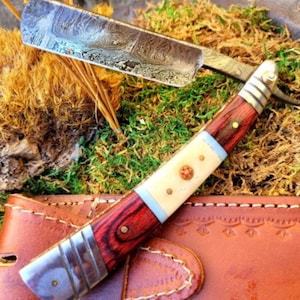 Vintage Damascus Steel Straight Razor Handmade Cut Throat Barber Salon Shaving Razor Pocket Knife with Sheath + Oak Wood Handle Gift for Him