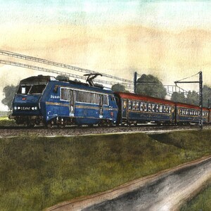 Op de afbeelding: Waterverfschilderij van een blauw-rode passagierstrein die over rails door een landelijk landschap rijdt. De trein heeft meerdere wagons en staat tegen een achtergrond van een bewolkte lucht en groene velden.