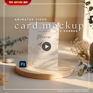 Op de afbeelding: Een mockup van een trouwkaart met de tekst "SAVE THE DATE" en de namen "Steven" en "Myra". De kaart staat op een houten standaard met bloemaccenten. De woorden "card.mockup" en "3 SCENES" zijn ook zichtbaar.