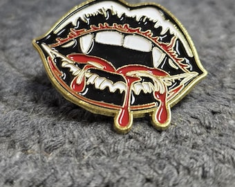 Labios con colmillos de vampiro, pin de esmalte estilo cubierta de DVD de la década de 2000