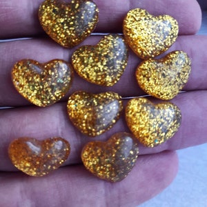15 pezzi di cabochon in resina con polvere glitterata a forma di cuore con retro piatto dorato