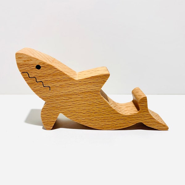 Mini “shark” phone holder in natural wood, handmade in Brittany