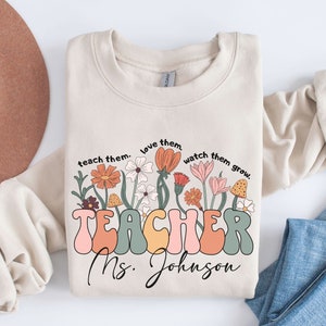 Gepersonaliseerde Wildflower Teacher-sweater: aangepaste naam ronde hals