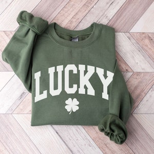 St Patricks Day Sweatshirt, Lucky Sweatshirt Clover Sweatshirt, Lucky Pullover Crewneck, Saint Patricks Day Sweatshirt, Lucky St Pattys