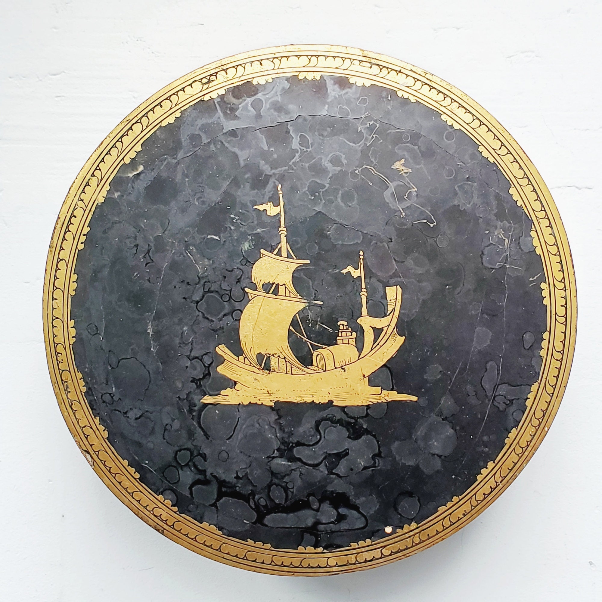 boîte ronde noire laquée antique/vintage avec couvercle et plat, papier chinois mahe, bordure dorée bateau sur le dessus, décoratif