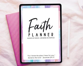 Può includere: Un pianificatore digitale con le parole "Faith Planner" in scrittura nera. Il pianificatore ha uno sfondo bianco con accenti pastello colorati. Un taccuino rosa e uno stilo bianco sono accanto al pianificatore. Il testo "Guided by Grace, Growing in Purpose" è sotto.
