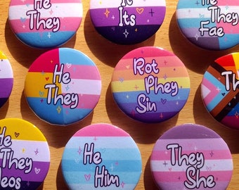 Individuell gestaltete 1.75" LGBTQ+ Pronomen Pin Buttons | Lesben, Schwule, Non-binary, Demisexual, Aromantic, Genderflüssigkeit, Bisexuell