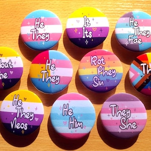 Botones personalizados de 4,4 cm con pronombres LGBTQ+ / Lesbianas, gays, no binarios, demisexuales, arrománticos, de género fluido, bisexuales, regalo, cualquier bandera