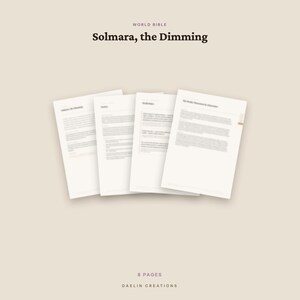 Pu&ograve; includere: Un set di quattro documenti in carta bianca intitolati World Bible Solmara, the Dimming, con testo nero su sfondo beige chiaro. Le pagine sono disposte a ventaglio, mostrando contenuti stampati e il testo 8 PAGES DAELIN CREATIONS.