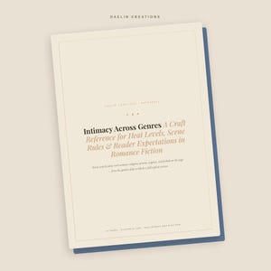 Peut inclure: Un guide de r&eacute;f&eacute;rence num&eacute;rique intitul&eacute; Intimacy Across Genres: A Craft Reference for Heat Levels, Scene Rules & Reader Expectations in Romance Fiction. Le document pr&eacute;sente une couverture cr&egrave;me avec du texte noir et beige, la marque Daelin Creations et une bordure bleu fonc&eacute;.