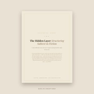 Pode incluir: Uma capa de caderno de exerc&iacute;cios digital bege intitulada The Hidden Layer Structuring Subtext in Fiction por Daelin Creations. O texto inclui um subt&iacute;tulo, um par&aacute;grafo descritivo sobre escrita e detalhes no rodap&eacute; sobre 7 se&ccedil;&otilde;es.