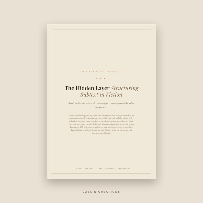 Pode incluir: Uma capa de caderno de exerc&iacute;cios digital bege intitulada The Hidden Layer Structuring Subtext in Fiction por Daelin Creations. O texto inclui um subt&iacute;tulo, um par&aacute;grafo descritivo sobre escrita e detalhes no rodap&eacute; sobre 7 se&ccedil;&otilde;es.