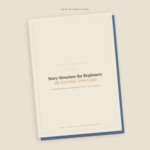 Op de afbeelding: Een rechthoekige referentiegids getiteld Story Structure for Beginners: The Essential Term Guide door Daelin Creations. De omslag is cr&egrave;mekleurig met zwarte en beige tekst, voorzien van een dunne rand en een donkerblauwe achterlaag.
