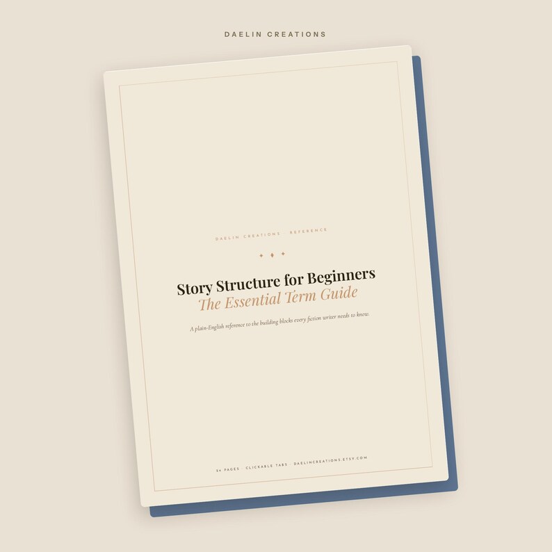 Op de afbeelding: Een rechthoekige referentiegids getiteld Story Structure for Beginners: The Essential Term Guide door Daelin Creations. De omslag is cr&egrave;mekleurig met zwarte en beige tekst, voorzien van een dunne rand en een donkerblauwe achterlaag.