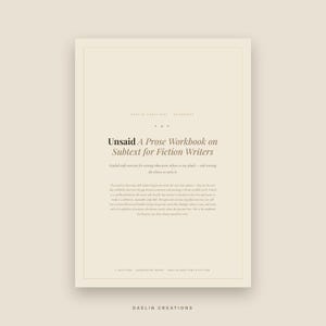 Puede incluir: Una portada de libro de ejercicios beige titulada Unsaid A Prose Workbook on Subtext for Fiction Writers. El texto incluye un subt&iacute;tulo sobre ejercicios de escritura, un p&aacute;rrafo descriptivo y detalles al pie como 7 SECTIONS y GOODNOTES READY.