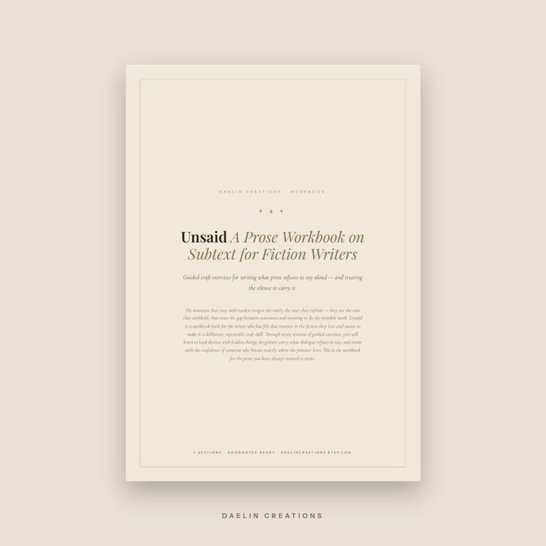 Puede incluir: Una portada de libro de ejercicios beige titulada Unsaid A Prose Workbook on Subtext for Fiction Writers. El texto incluye un subt&iacute;tulo sobre ejercicios de escritura, un p&aacute;rrafo descriptivo y detalles al pie como 7 SECTIONS y GOODNOTES READY.