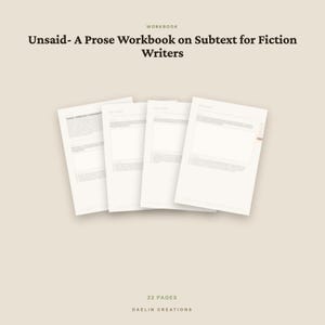 Puede incluir: Un cuaderno de trabajo de 22 p&aacute;ginas titulado Unsaid- A Prose Workbook on Subtext for Fiction Writers de Daelin Creations. El documento muestra cuatro p&aacute;ginas blancas superpuestas con texto impreso y secciones de escritura sobre un fondo beige.