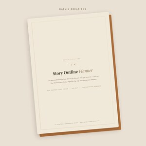 Op de afbeelding: Een cr&egrave;mekleurige digitale plannerpagina met de titel Story Outline Planner in donkerbruine tekst. Het bevat een stapsgewijs skelet gebaseerd op de Dan Harmon Story Circle voor hedendaagse romantiek met leeftijdsverschil, 24 hoofdstukken.