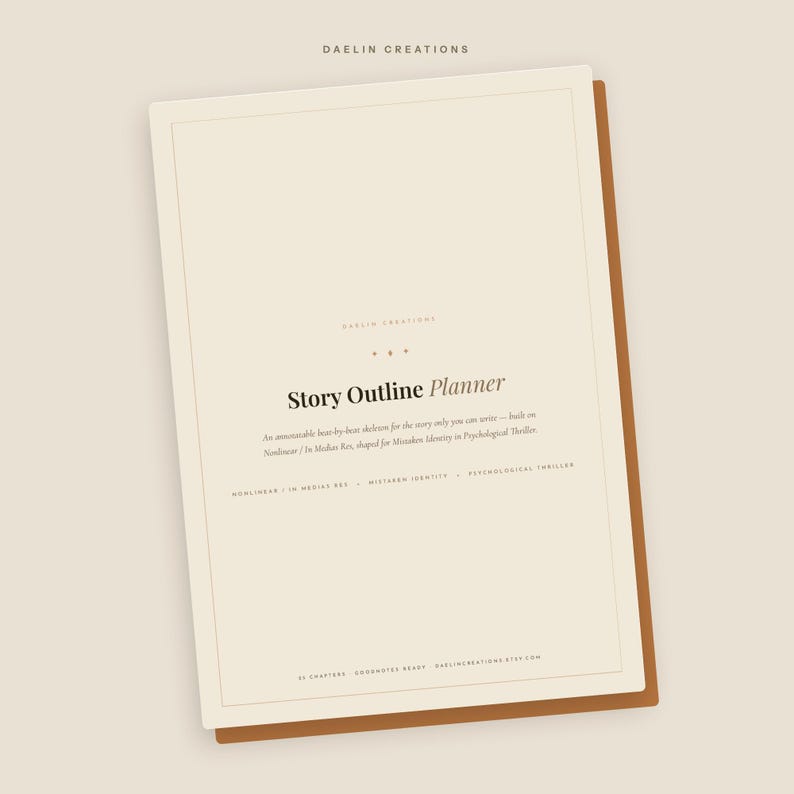 K&ouml;nnte beinhalten: Eine cremefarbene digitale Planerseite mit dem Titel Story Outline Planner und dunkelbraunem Text. Die Seite enth&auml;lt Abschnitte f&uuml;r die Themen nonlinear, in media res, mistaken identity und psychological thriller sowie einen braunen Rand.