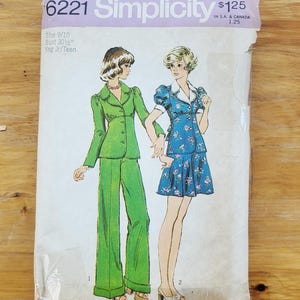 May include: Vintage Simplicity sewing pattern 6221. The pattern features illustrations of two outfits: a green pantsuit and a blue floral dress. The pattern size is 9/10, with a bust measurement of 30.5 inches. The pattern is for Yng Jr/Teen.