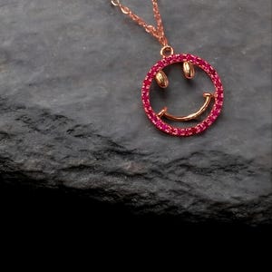 Collar con carita sonriente y rubí pavé: un regalo divertido y moderno para ella