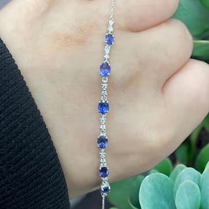 Pulsera de tenis con zafiro azul creado en laboratorio y eslabones de diamantes en plata de ley.