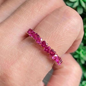 Heart Cut Lab Rubin Eternity Band: Sterling Silber Romance Ring