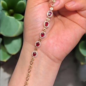 ラボグロウン・ルビーのハローブレスレット、ゴールドトーンのスターリングシルバー、オーバルカットの宝石