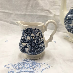 Myott The Hunter blauw glazuur handgeschilderde creamer, melkkan vintage staffordshire aardewerk vintage blauw en wit creamer