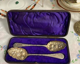 Cucharas para servir bayas, estilo victoriano, plateadas y con estuche antiguo, circa 1890