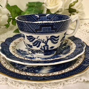 Booths A8025, Real Old Willow blue, white trio tea cup, saucer and side tea plate c.1940s