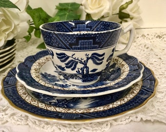 Cabinas A8025, azul Real Old Willow, taza de té trío blanco, platillo y plato de té lateral c.1940s
