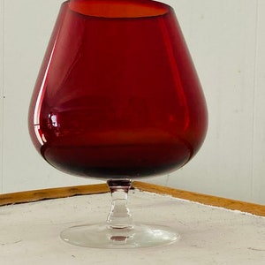 Mid Century Modern Ruby Crystal Glass Stor Vas med Fot Bägare