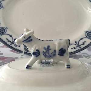 Delft Blue & White Dairy Cow ręcznie malowana, podpisana, stemplowana podstawa, lata 70. XX w.