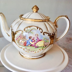 Sadler Teapot. Sadler Round Globe Teapot - Romantic Couple.