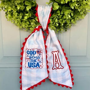 Personligt monogram USA-kransband | Röd Ric Rac-dörrhängardekoration i gingham-stil