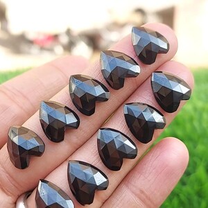 100 % spinelle noir naturel de qualité supérieure sur un côté en forme de coeur taillé en rose 14 mm, 10 pièces de pierre précieuse cabochon.