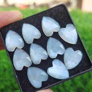100 % pierre de lune blanche naturelle de qualité supérieure d'un côté en forme de coeur taille rose 14 mm, 10 pièces de pierre précieuse cabochon.