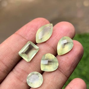 Bellissimo ciondolo di pietra preziosa naturale di qualità Prehnite sfaccettata, forma mista, dimensioni 10-17 mm, 5 pezzi