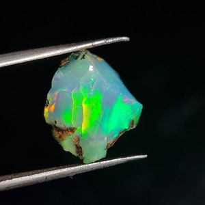 Topkwaliteit opaal vuur ruw, 14x11x8 mm, 4,50 karaat. Multi Fire Opal Row Nuggets, Multi Fire Flashy Oily Opal Rough.