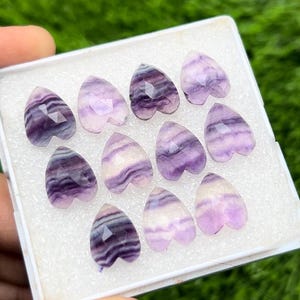 Cabochon en forme de coeur taillé en rose d'un côté en fluorite naturelle de qualité supérieure, taille 14 x 10 mm, 11 pièces de pierre précieuse.