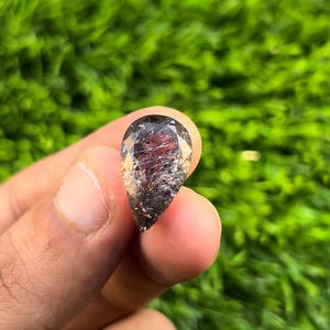 Pierre naturelle de qualité supérieure en forme de poire taillée à sept facettes, taille 19 x 11 x 9 mm, 1 pièce.