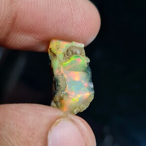 Topkwaliteit opaal vuur ruw, 18x11x10 MM, 6,40 karaat. Multi Fire Opal Row Nuggets, Multi Fire Flashy Oily Opal Rough.
