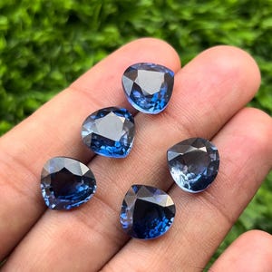 Saphir bleu de Thaïlande de qualité supérieure taillé à facettes en forme de coeur taille 12 MM 5 pièces de pierre précieuse cabochon