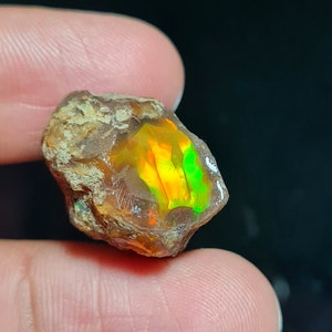 Honingraat Opaal Vuur Ruw, 21x16x15 MM, 24,85 Karaat. Multi Fire Opal Row Nuggets, Multi Fire Flashy Oily Opal Rough.
