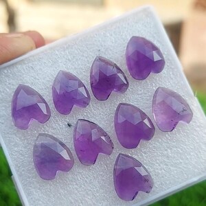 100% améthyste naturelle de qualité supérieure sur un côté en forme de coeur, taille rose 14 mm, 9 pierres précieuses cabochon.