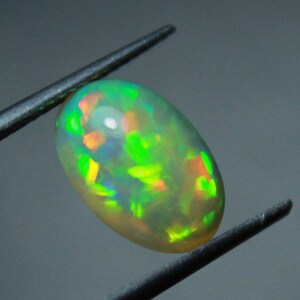 Impressionante cabochon di opale etiope naturale 2,25 carati October Birthstone calibrato dimensioni 12x9x5 MM Fare gioielli